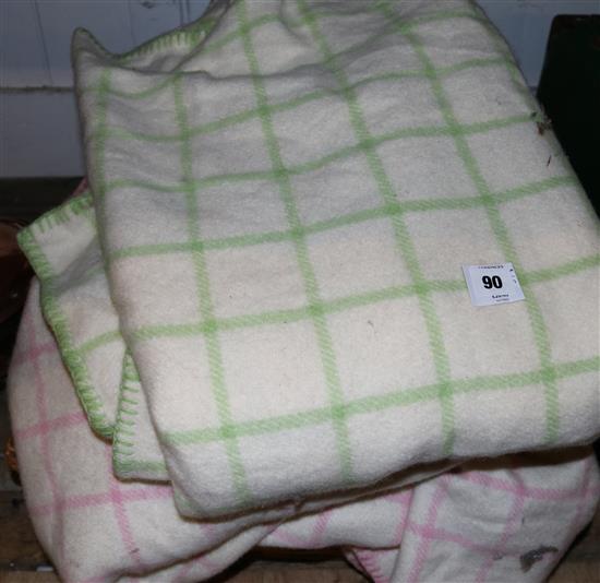 Wicker basket & blankets(-)